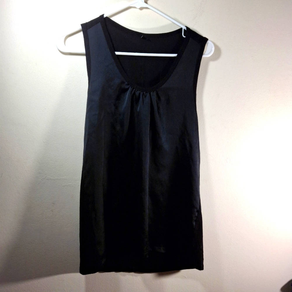 UT UNIQLO Women's Black Sleeveless Top Size M